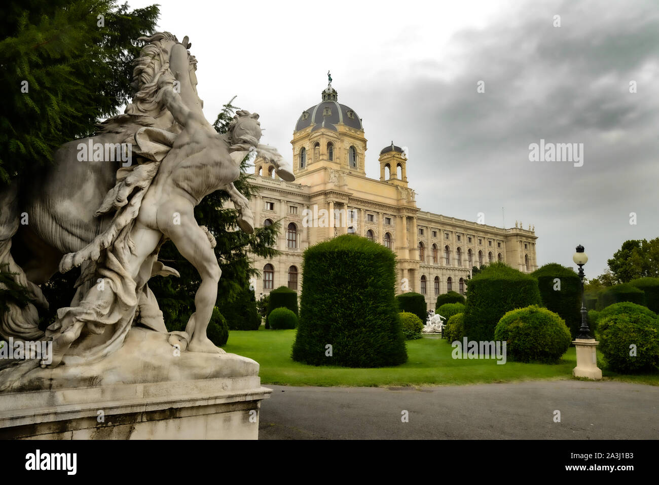Statue und Maria Theresien Platz Stockfoto