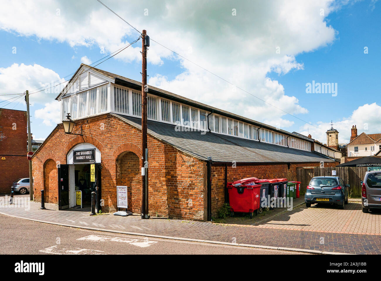 Hintere Eingang zum historischen Devizes The Shambles Halle zeigt markante Laterne Licht Dach Design. Wiltshire England Großbritannien Stockfoto