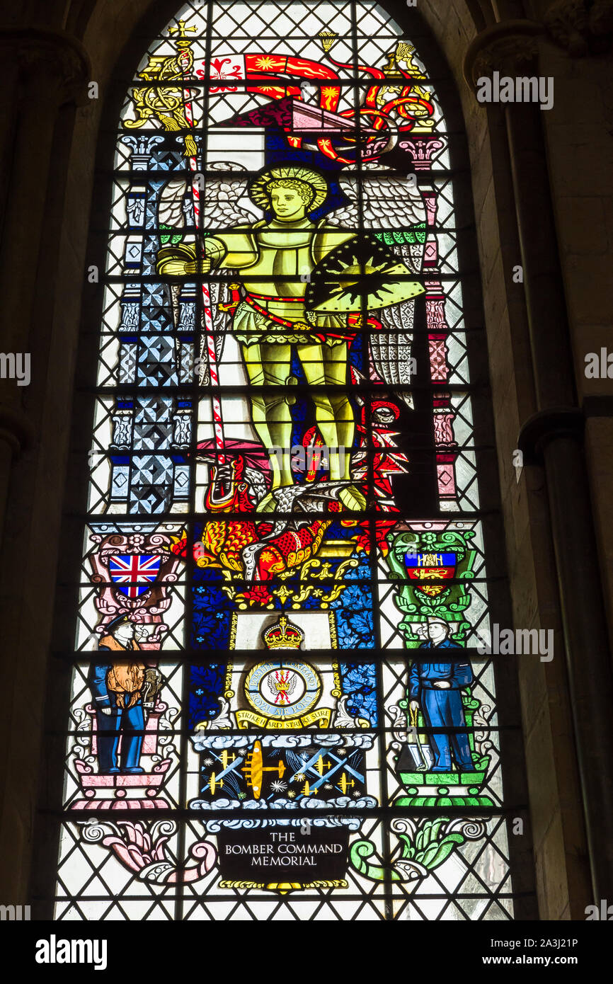 Glasfenster der Royal Air Force Bomber Command, die im Zweiten Weltkrieg in Lincolnshire Betrieben gewidmet, in der Services Kapelle in Lincoln Cathedra Stockfoto