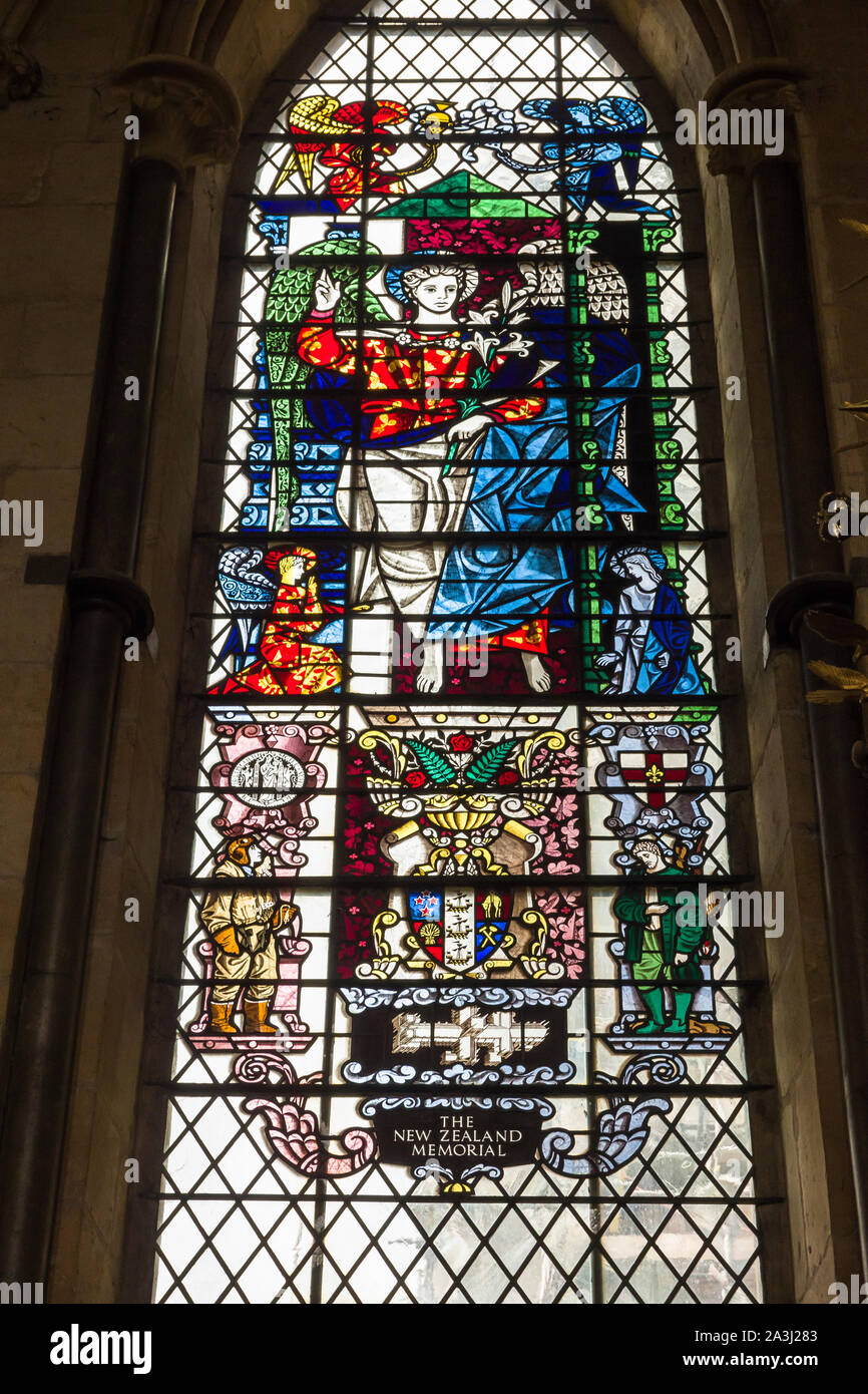 Ein Glasfenster in der Kathedrale von Lincoln, New Zealand Air Force, die von Stützpunkten in Lincolnshire währenddessen WWII Betrieben gewidmet Stockfoto