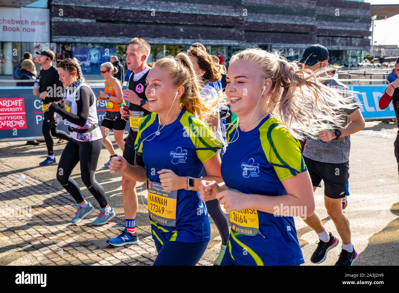 Cardiff Halbmarathon 2019: Läufer und Massen an der jährlichen Veranstaltung rund um die Walisische Hauptstadt Cardiff, Großbritannien. Organisierten Wohltätigkeitsveranstaltung. Stockfoto