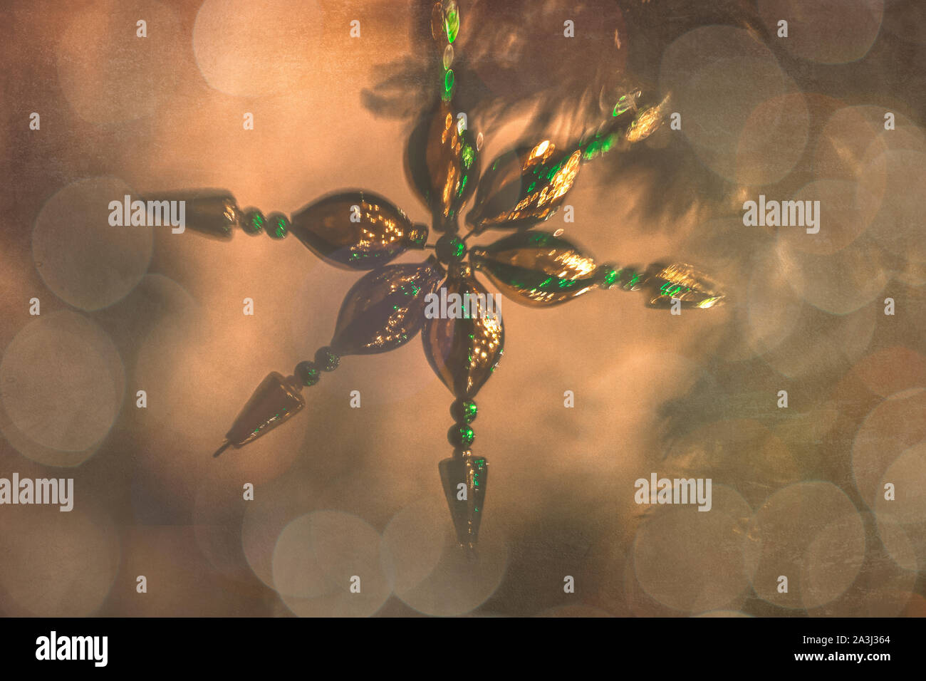 Gold- und Green Star Christmas Ornament im wunderschönen funkelnden Licht Stockfoto