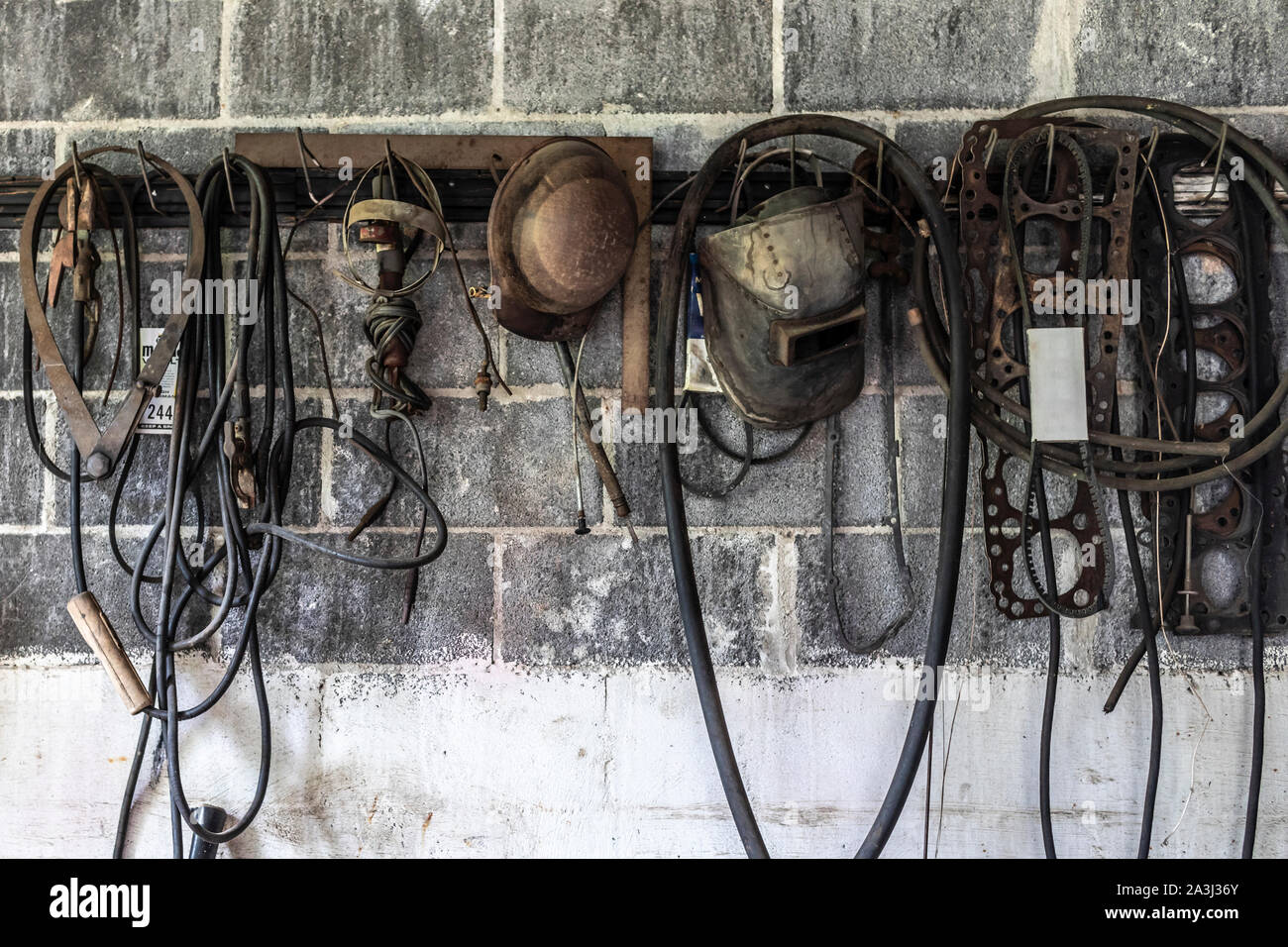 Vintage garage zeigt antike Schweißgeräte und Werkzeuge Stockfoto