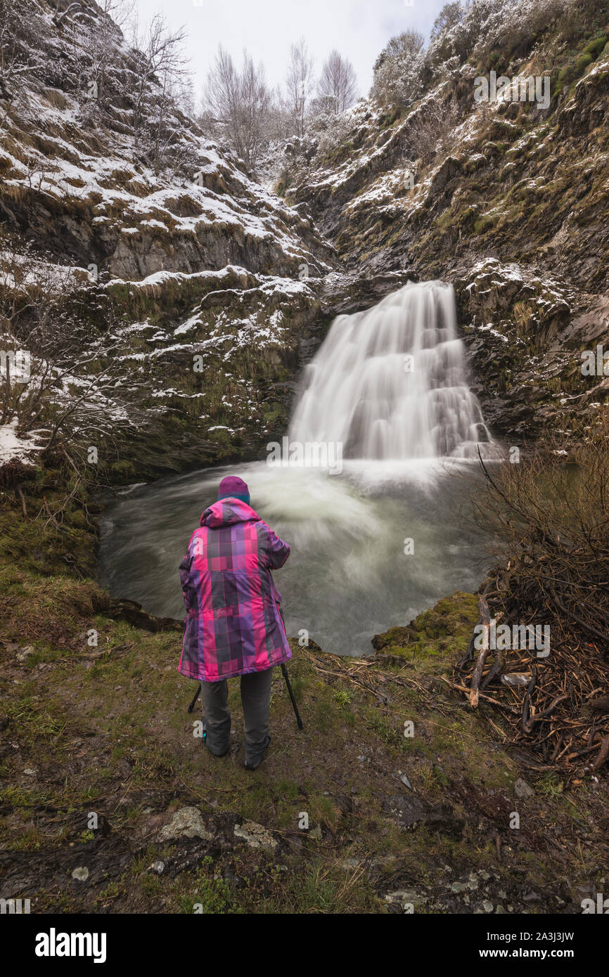 Frau fotografieren der Wasserfall in Somiedo Nationalpark Stockfoto