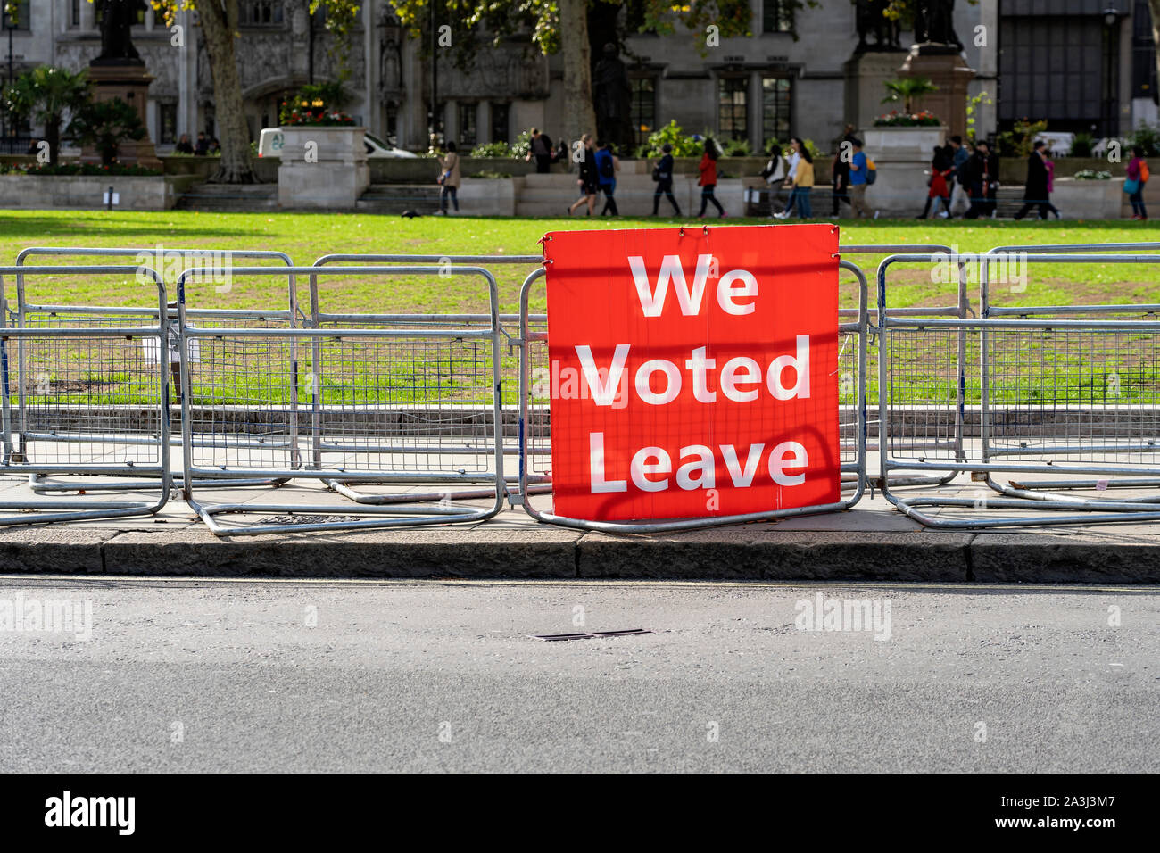 Einzelne rote Fahne auf dem Parliament Square Brexit unterstützen Wir haben lassen. Stockfoto