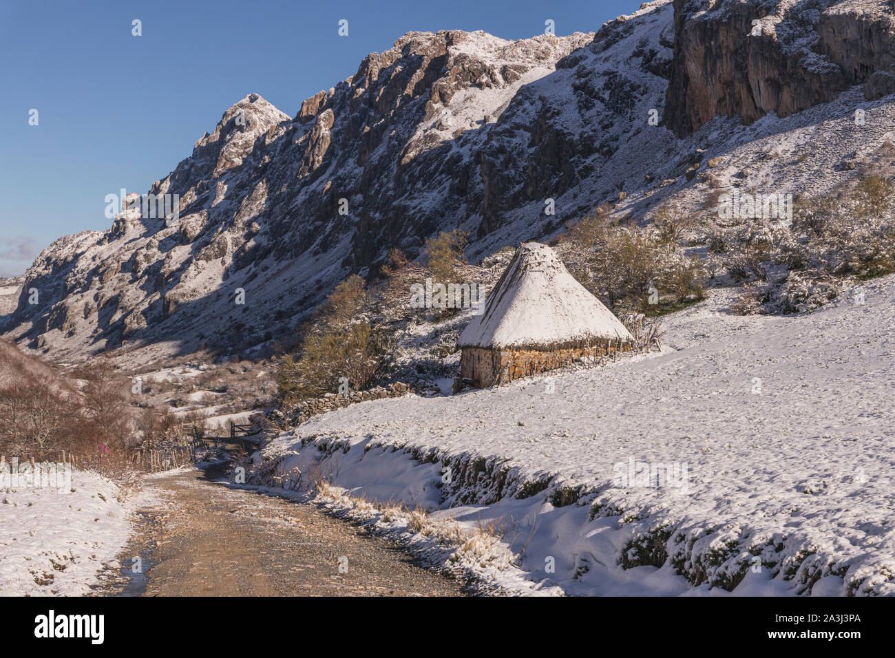 Typische Astur Hütte namens 'Teito' in Somiedo Nationalpark im Winter. Stockfoto