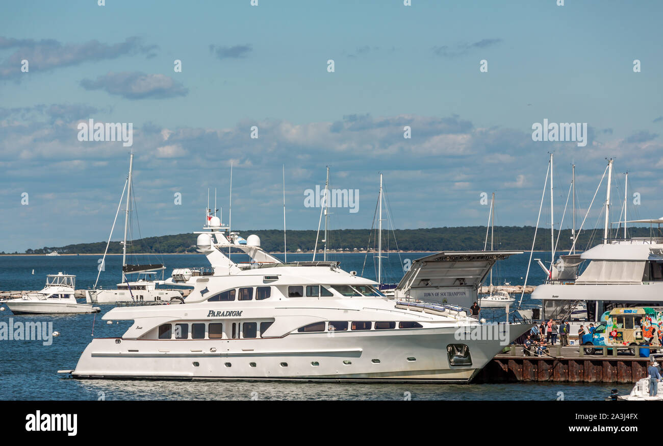 Die yacht Paradigma auf Long Wharf in Sag Harbor, NY Stockfoto
