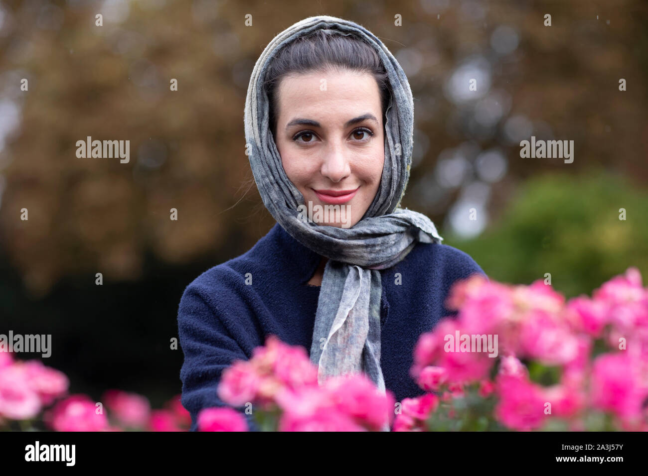 junge Frau mit Schal Stockfoto