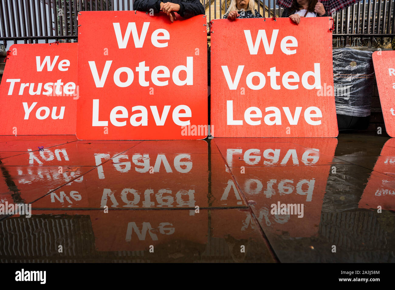 Strauß rote Plakate Brexit unterstützen Wir haben lassen. Stockfoto