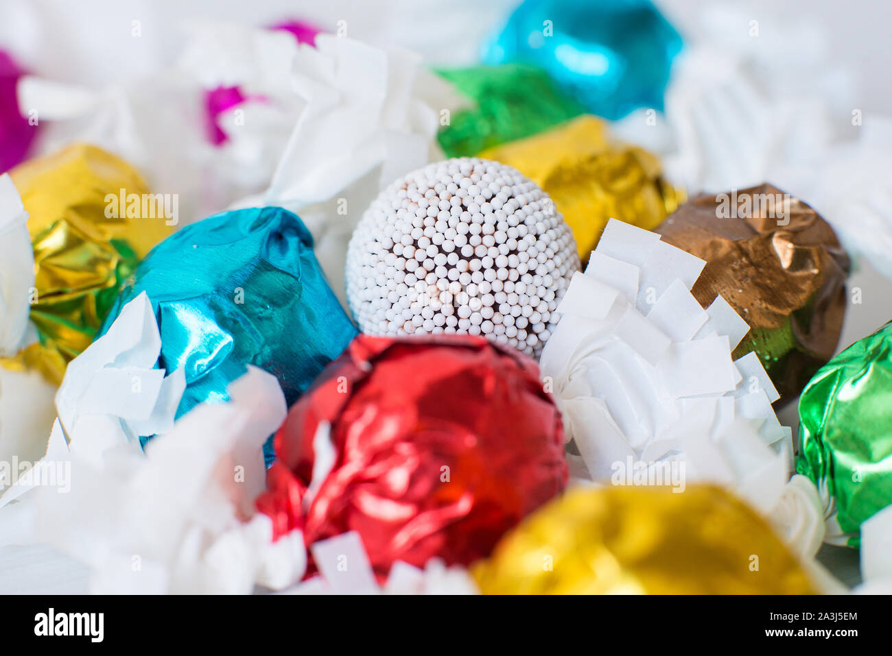 Wenig Schokolade süß Zucker bedeckt und in farbigem Papier gewickelt Stockfoto