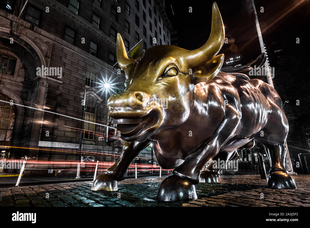 Bowling Green Bull (Börse Stier) in New York City bei Nacht Stockfoto