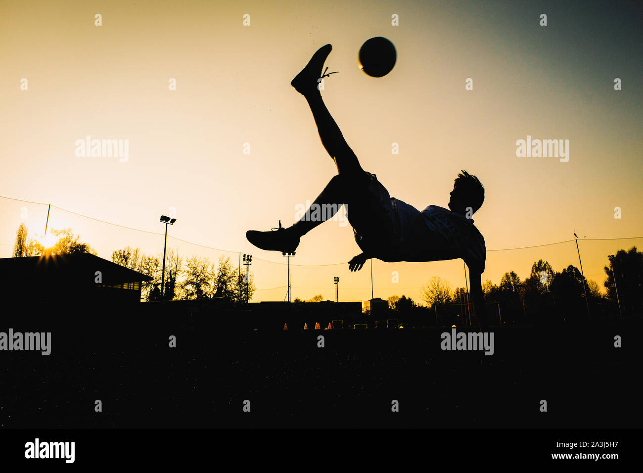 Fußball-Spieler tun eine akrobatische Overhead Kick Stockfoto