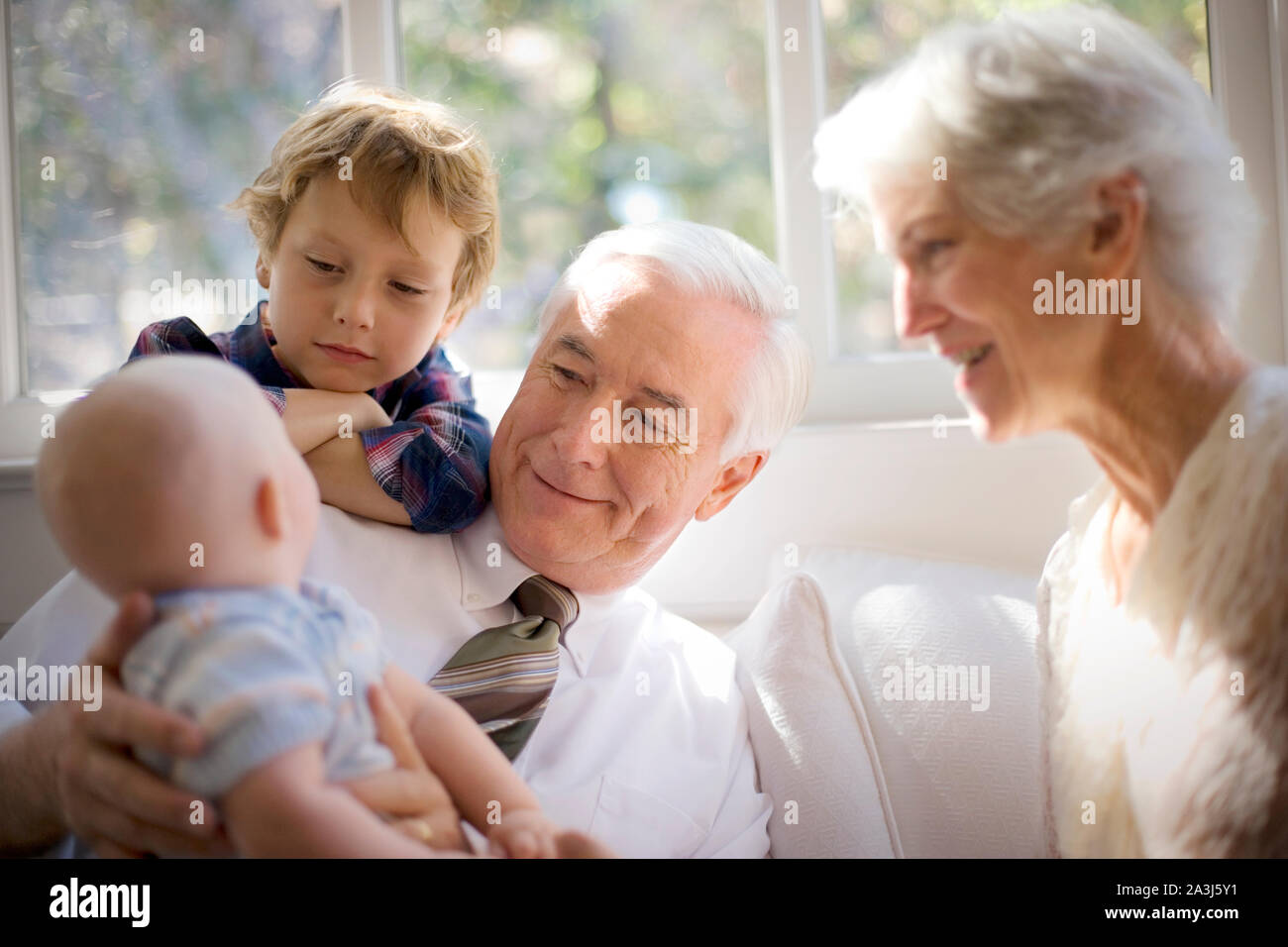 Glückliche Großeltern mit Ihren zwei Enkelkindern. Stockfoto
