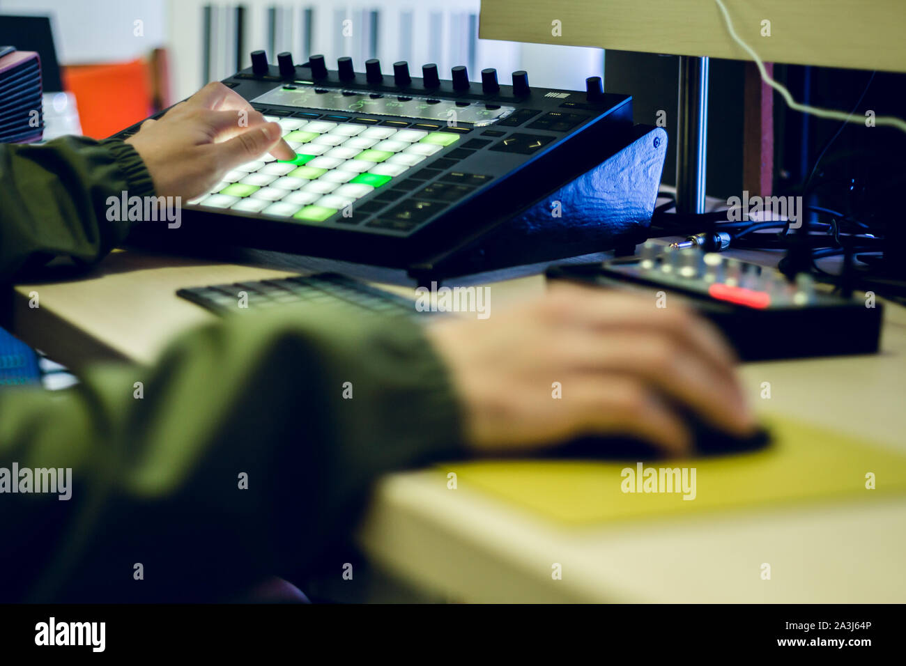 Toningenieur bei Mischen Panel in seinem Sound Recording Studio arbeiten Stockfoto