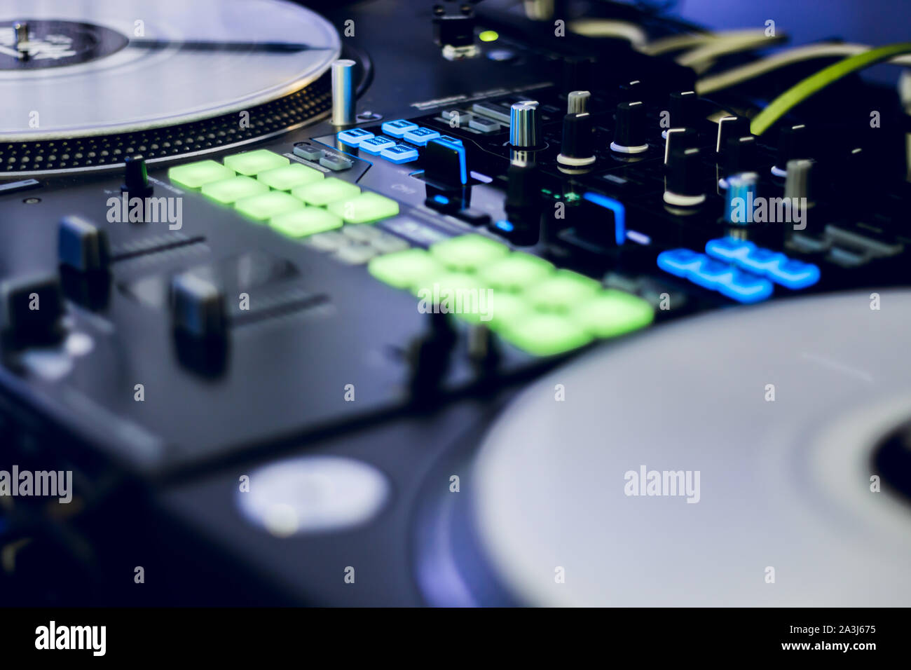 DJ Mixing und Scratching Anschluss steuert auf Deck strobe Dj's. Dj Music Club life Konzept. Stockfoto