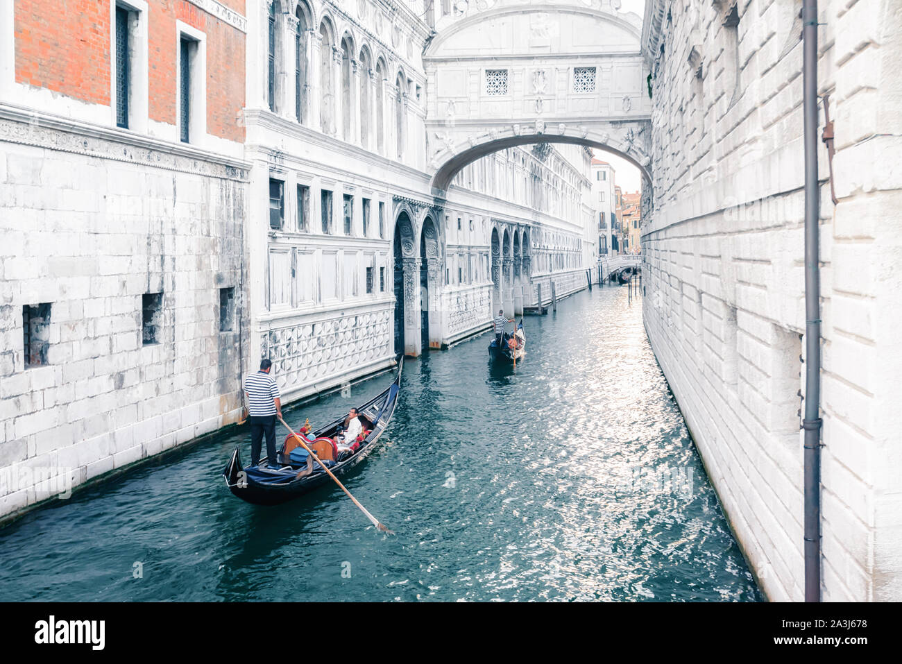 Venedig, Italien - 7. August 2014: Gondeln und Boote auf venezianischen Kanal Stockfoto