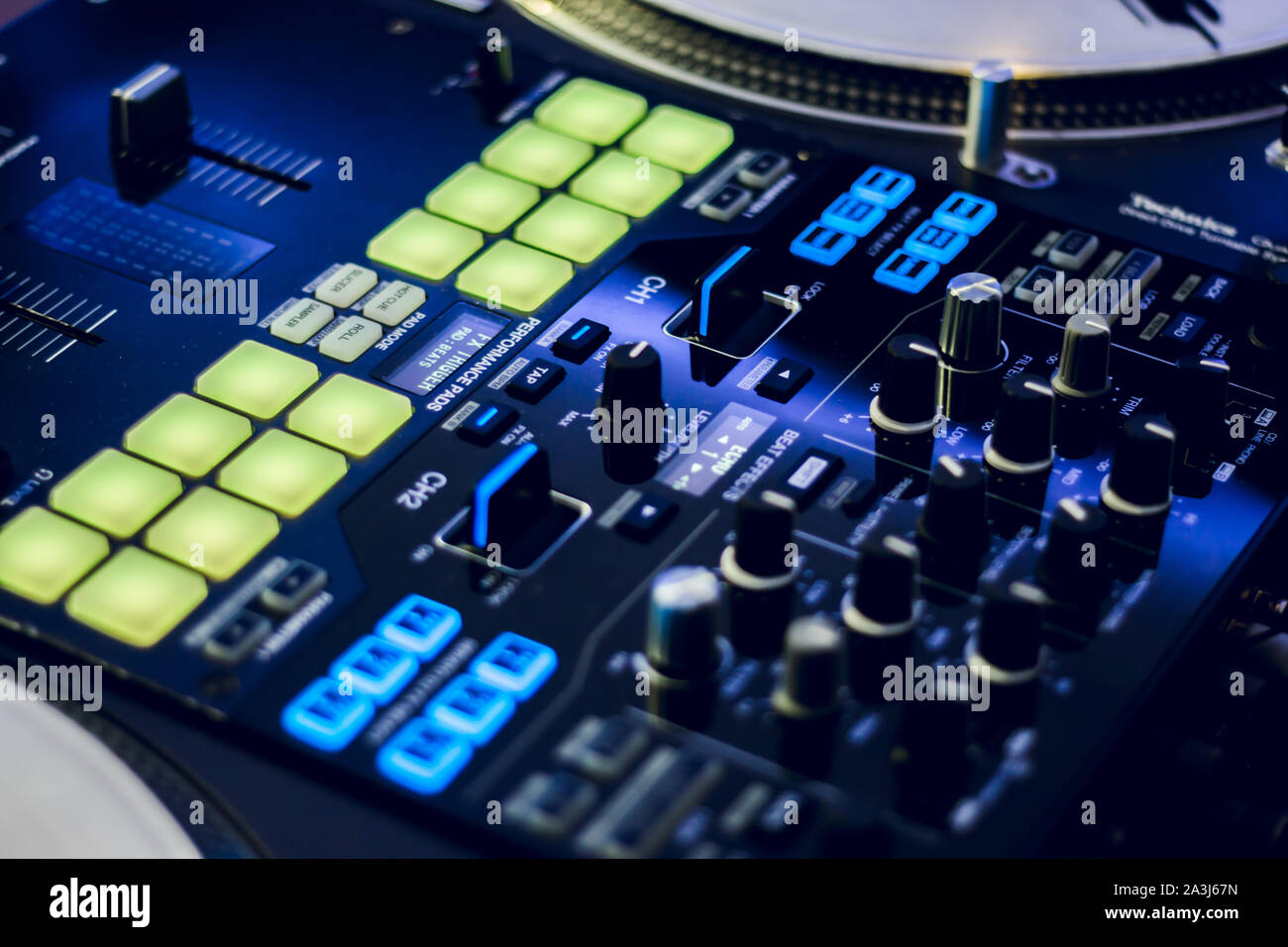 DJ-Mixing deck und Drehscheiben in der Nacht mit Steuerelementen für das Mischen von Musik für eine Party oder Disco Stockfoto