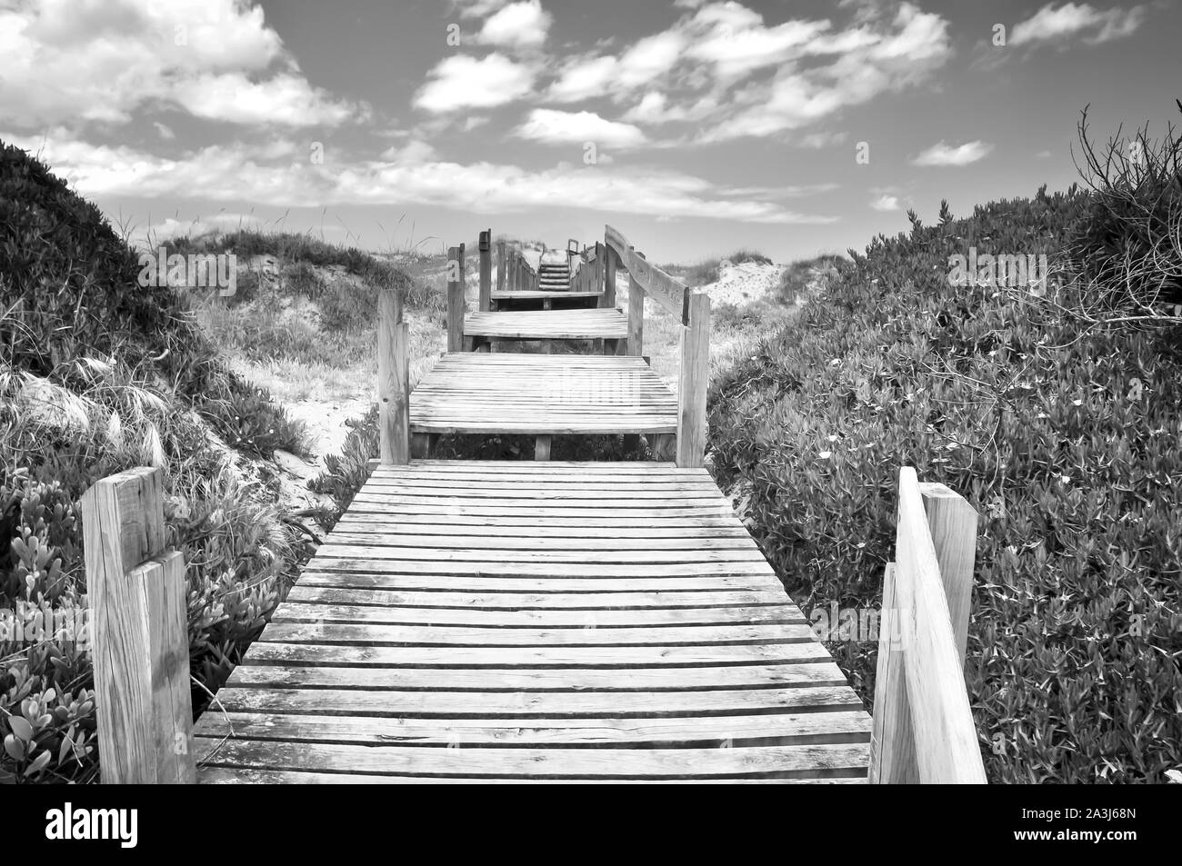 Eine hölzerne Weg am Strand. Schwarz und Weiß Foto Stockfoto