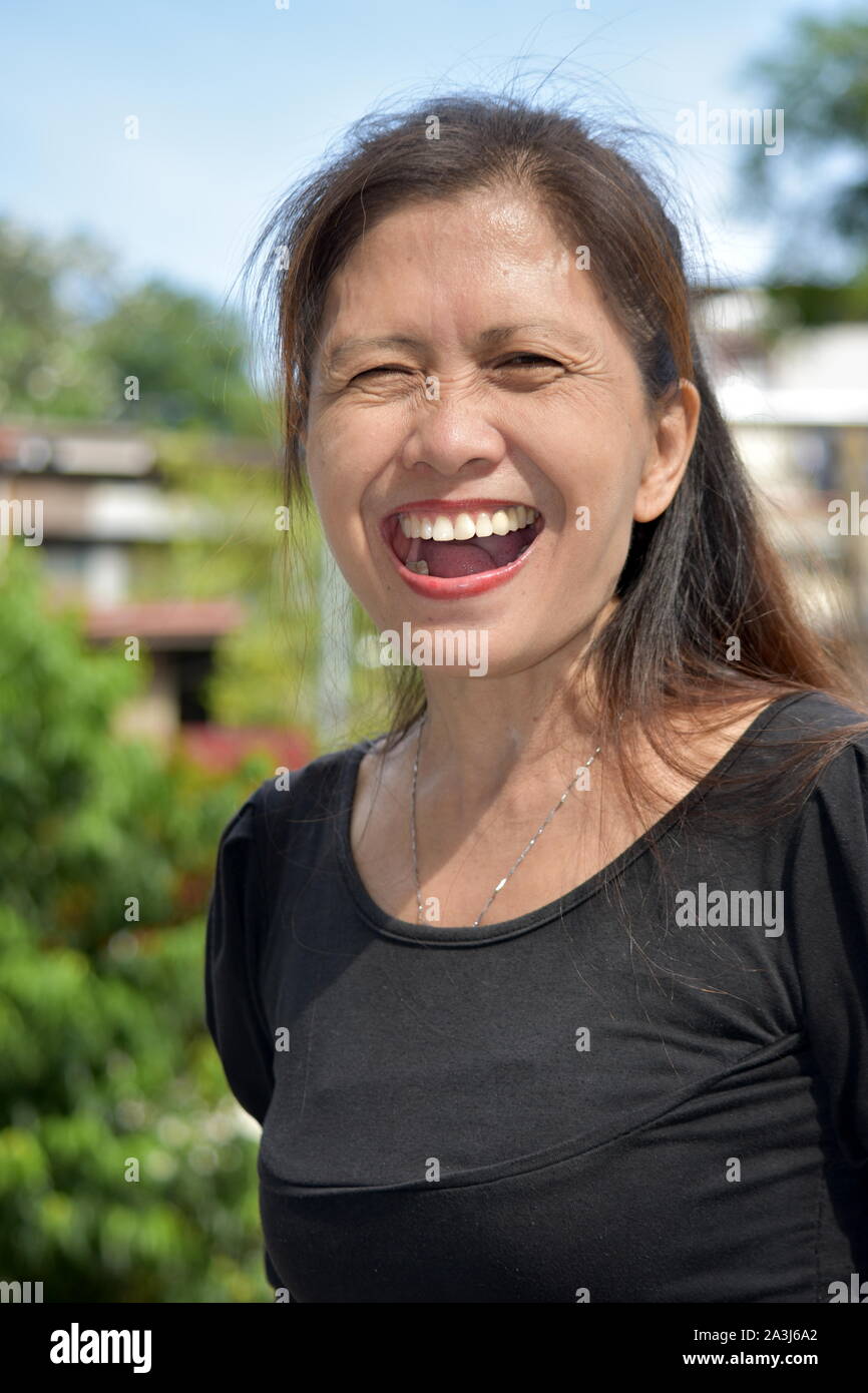 Eine ältere Diverse Großmutter lachend Stockfoto