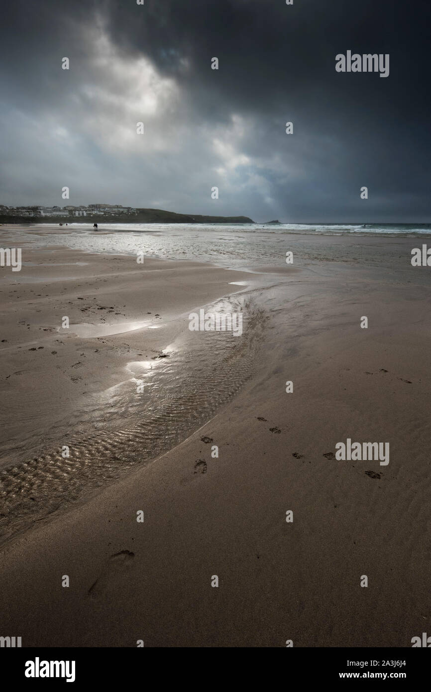 Eine dunkle dramatische Sturm nähert sich Fistral Beach in Newquay in Cornwall. Stockfoto