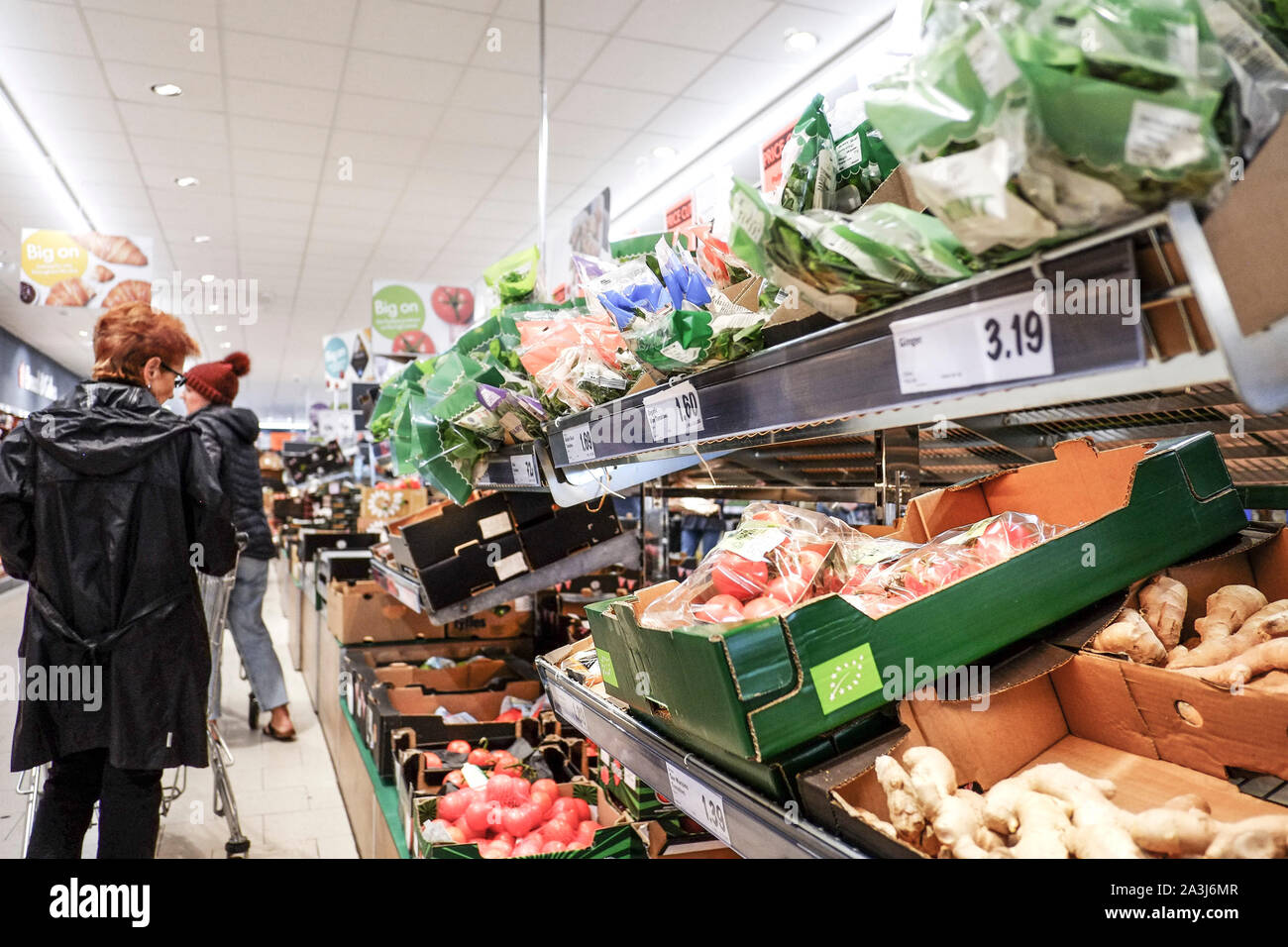 Kunden Einkaufen in einem Lidl Supermarkt. Stockfoto