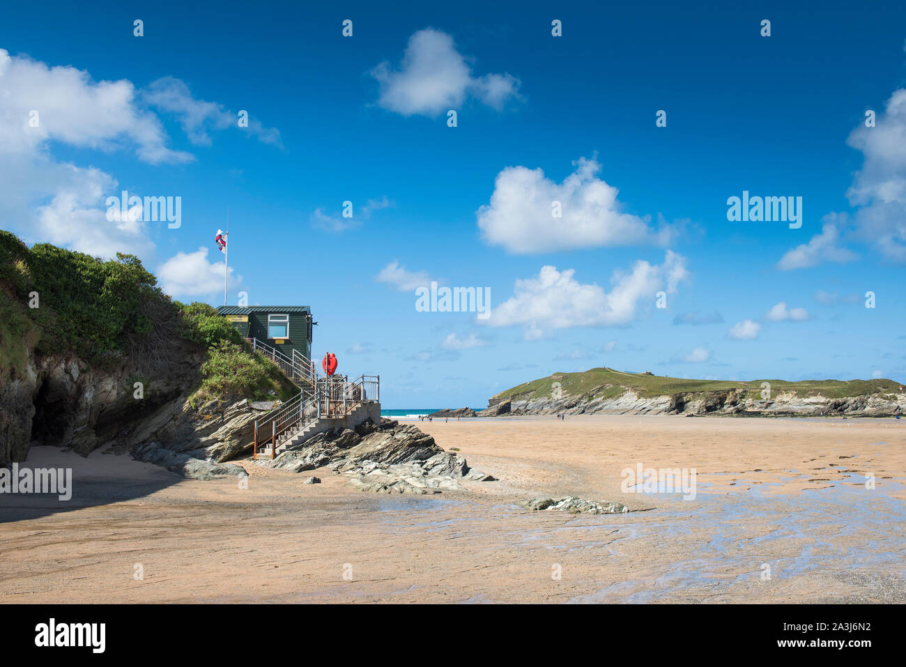 Ende Sommer sonnige Wetter und ein sehr Ebbe in Porth Beach in Newquay in Cornwall. Stockfoto