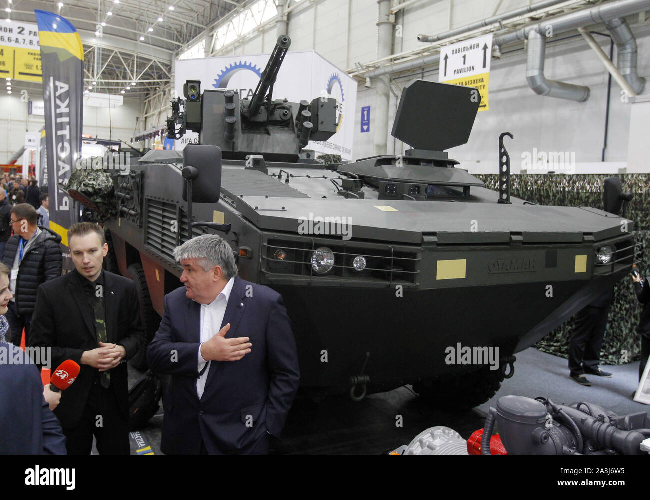 Kiew, Ukraine. 08 Okt, 2019. Neue ukrainische Gepanzerte Mannschaftswagen (APC) Otaman-3 während der Ausstellung. Internationale Fachausstellung für Waffen, Militär und Sicherheit bedeutet Waffen und Sicherheit 2019, die Ausstellung findet vom 08. bis 11. Oktober 2019. Credit: SOPA Images Limited/Alamy leben Nachrichten Stockfoto