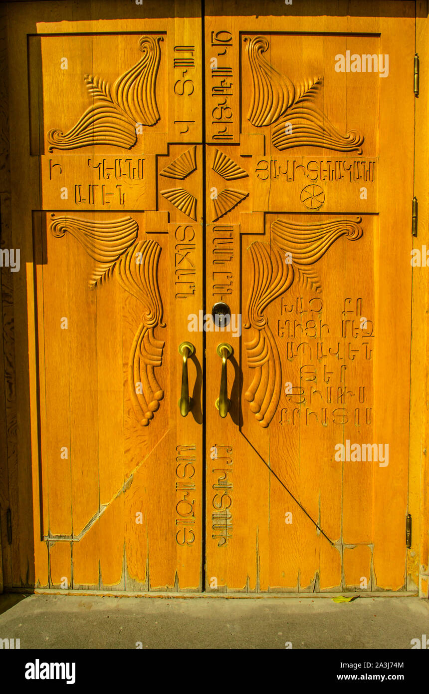 Holz- doppelte Türen auf der Seite der Fassade der Kathedrale der Heiligen Märtyrer in Gyumri Stockfoto