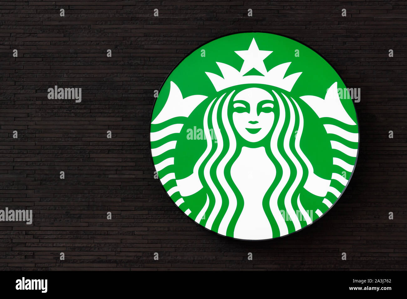 Starbucks Logo in Shanghai Pudong International Airport. Ein amerikanischer Kaffee und Kaffeehaus Kette. Stockfoto