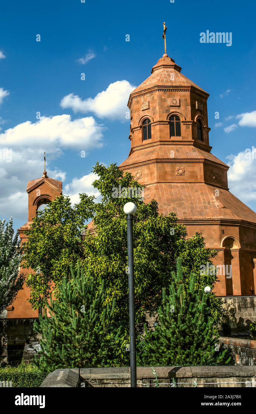 Ansicht des achteckigen Trommel mit Rundbogenfenster mit Kuppel und Kreuz aus Kupfer, die Katholische Kathedrale der Heiligen Märtyrer in Gyumri Stockfoto