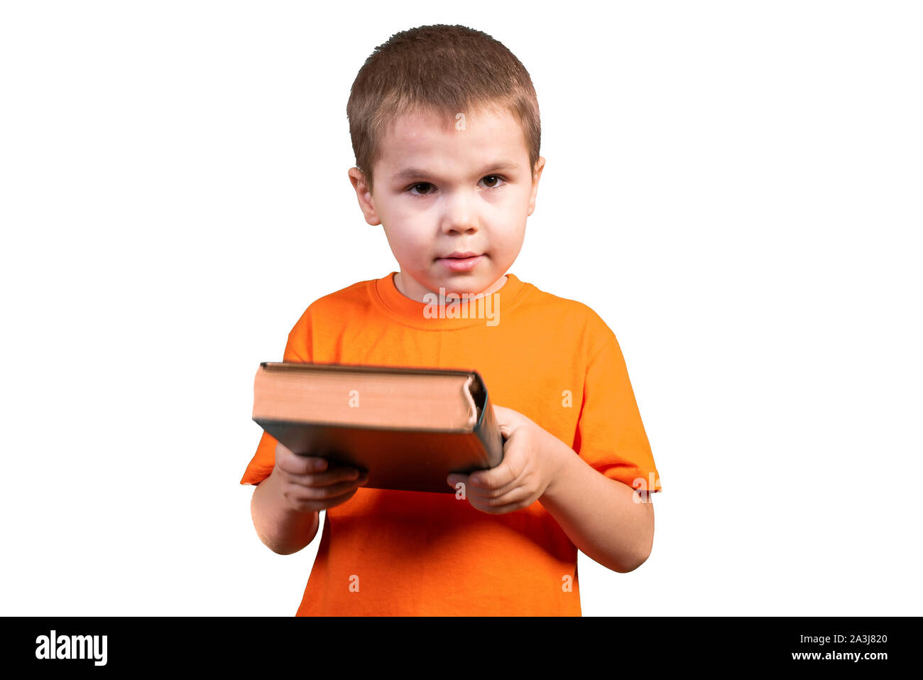 Kleiner Junge mit einem Buch in seinen Händen. Auf einem weißen Hintergrund. Stockfoto