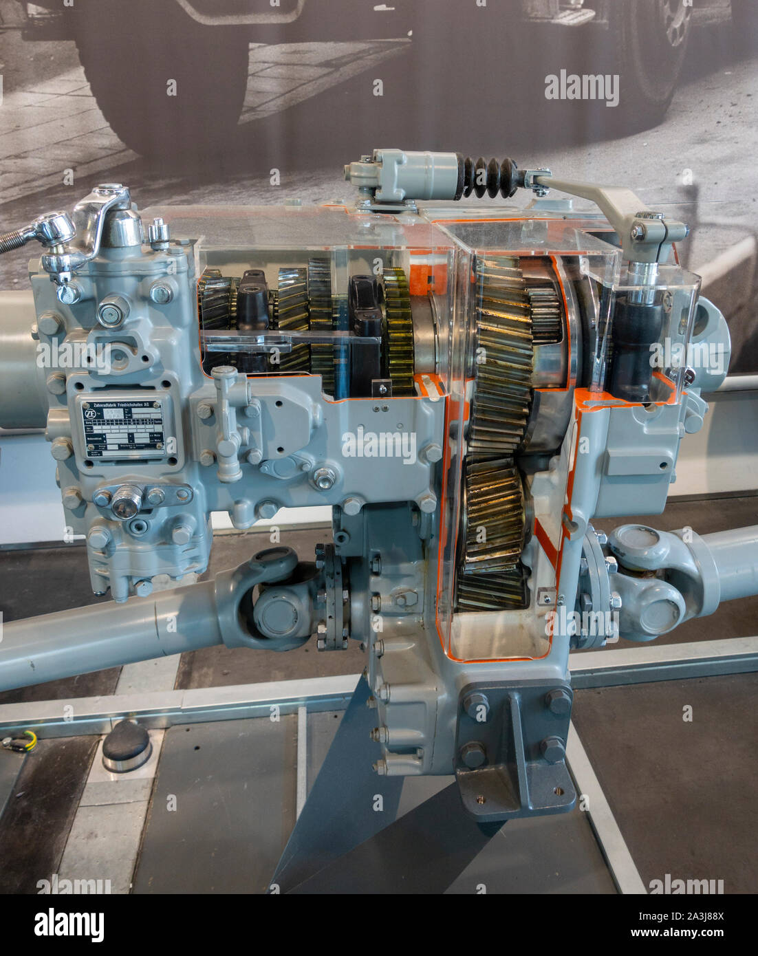 Schnittmodell eines ZF Getriebe (5 S 110 GPA) im Deutschen Museum Verkehrszentrum (Deutsch Transport Museum), München, Deutschland. Stockfoto