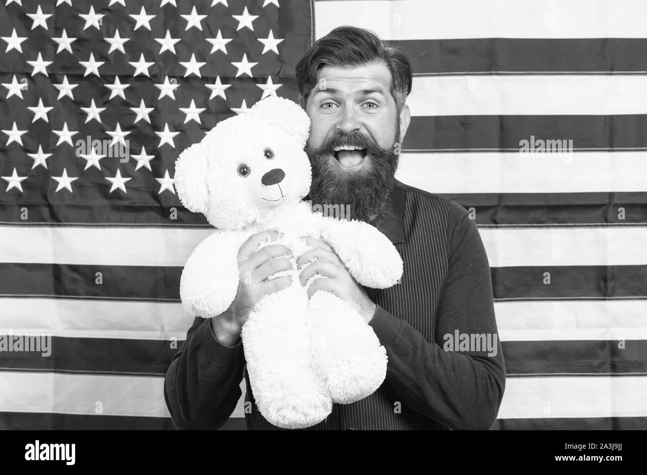 Sagen, dass es laut für Land stolz, happy Independence Day. Der bärtige Mann mit Teddybär auf Independence Day. Happy hipster feiern Nationen Unabhängigkeit. Die Unabhängigkeit ist Glück. Stockfoto