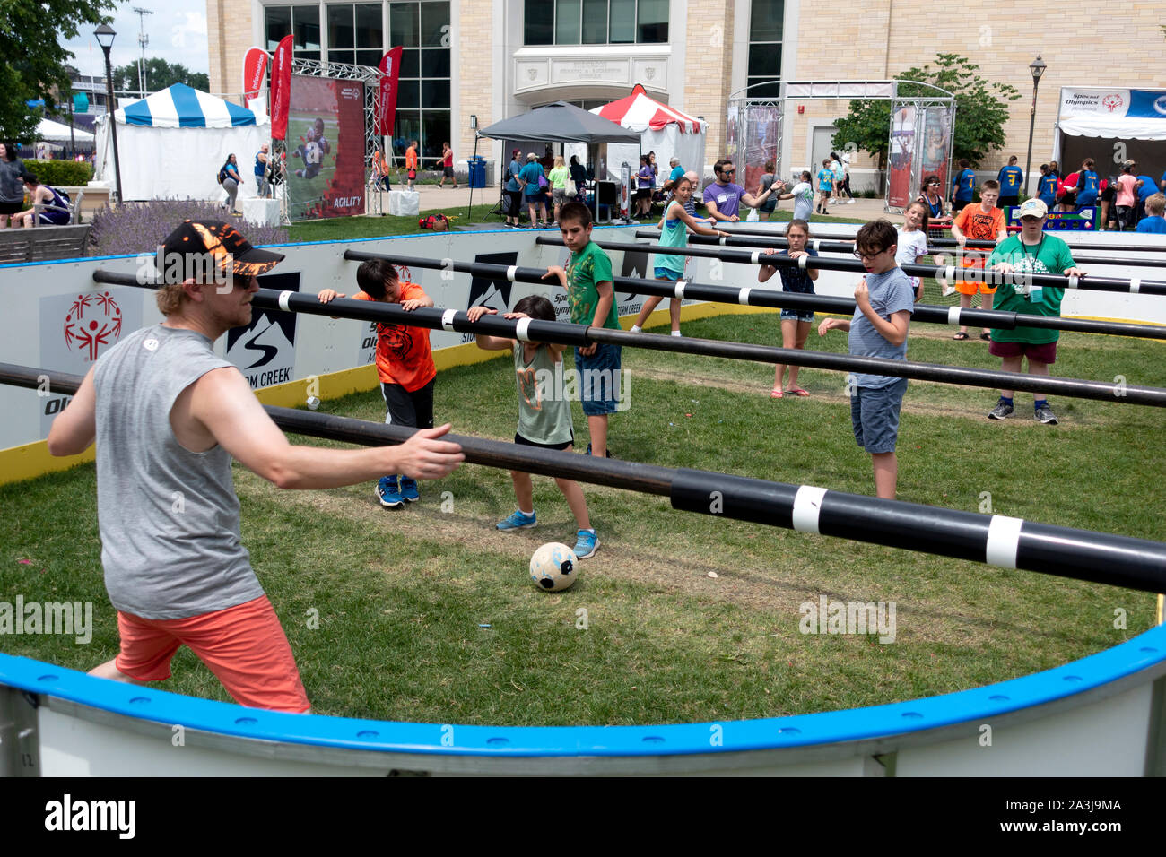 Spezielle Olympiere spielen eine lebensgroße Spiel der menschlichen Kicker auf dem Campus der St. Thomas University. St. Paul Minnesota MN USA Stockfoto