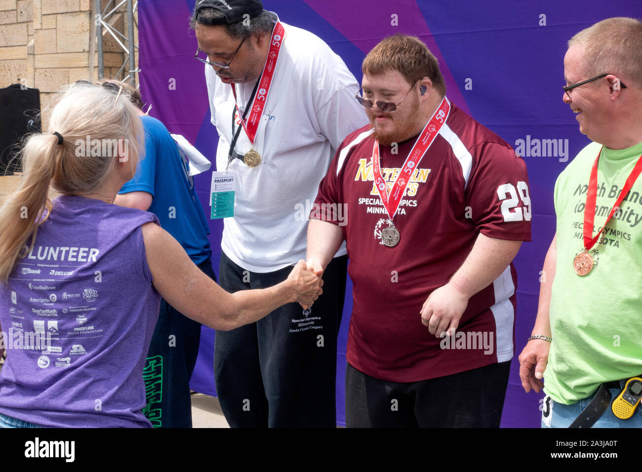 Bespeckled spezieller Olympier einer congratulatory Handshake nach seiner Medaille erhalten. St. Paul Minnesota MN USA Stockfoto