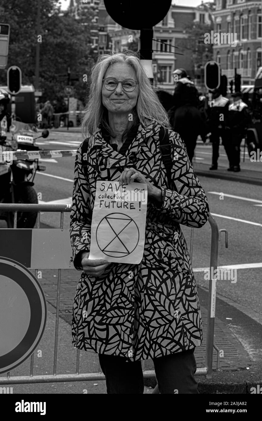 Frau gegen das Klima Demonstration Vom Aussterben Rebellion Gruppe in Amsterdam Die Niederlande 2019 Stockfoto
