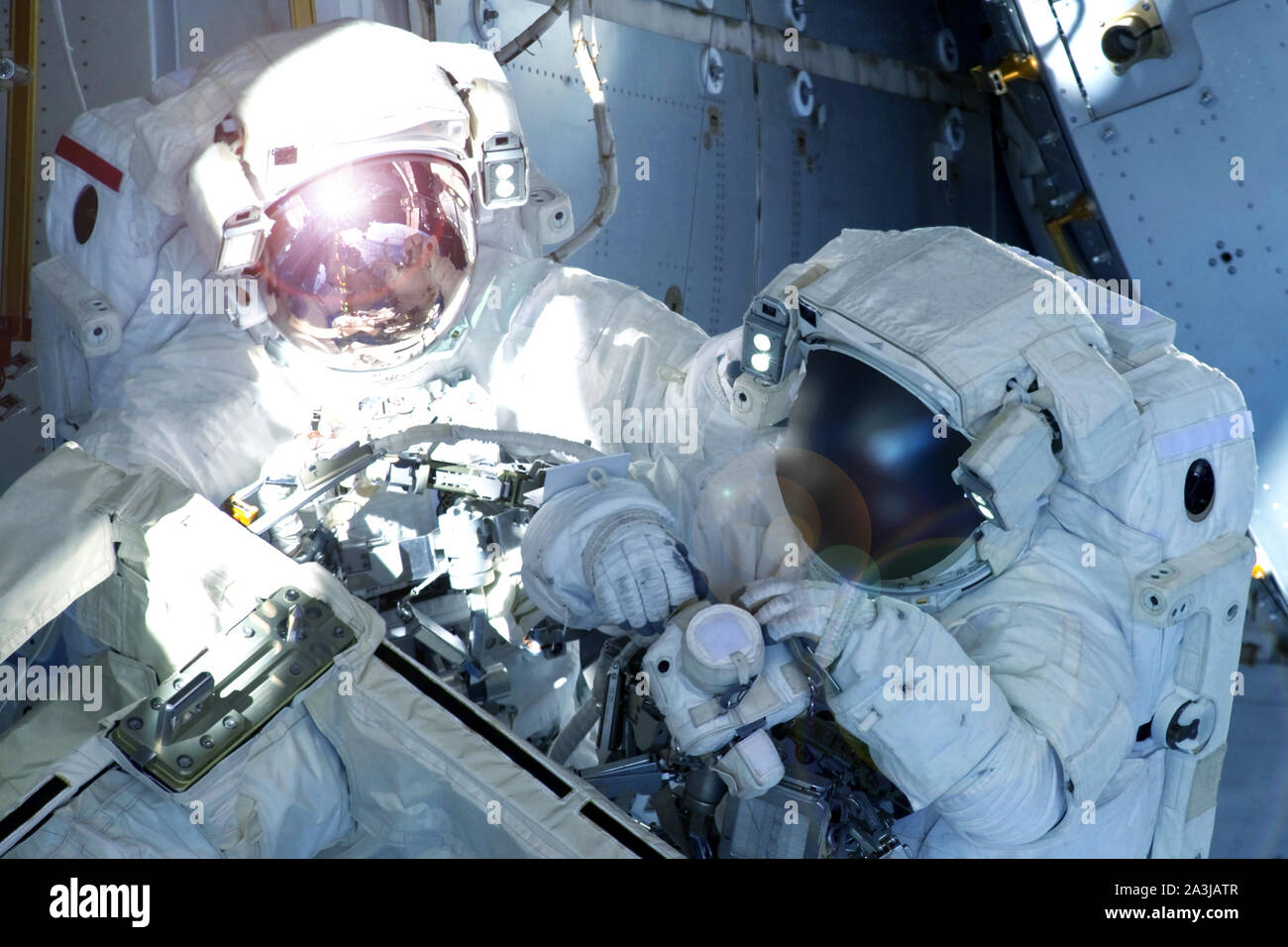 Astronaut in einem Raumanzug. Auf der Raumstation. In der Instandhaltung tätig. Elemente dieses Bild wurde von der NASA eingerichtet. Stockfoto