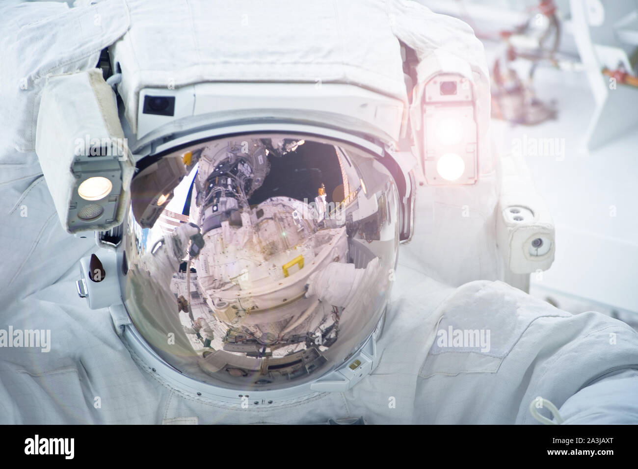 Astronaut im Weltraum in einem Raumanzug. Elemente dieses Bild wurde von der NASA eingerichtet. Stockfoto