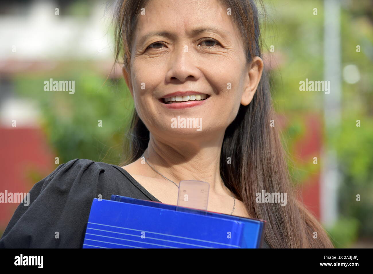 Ein lächelndes Smart asiatische Frau Lehrer Stockfoto