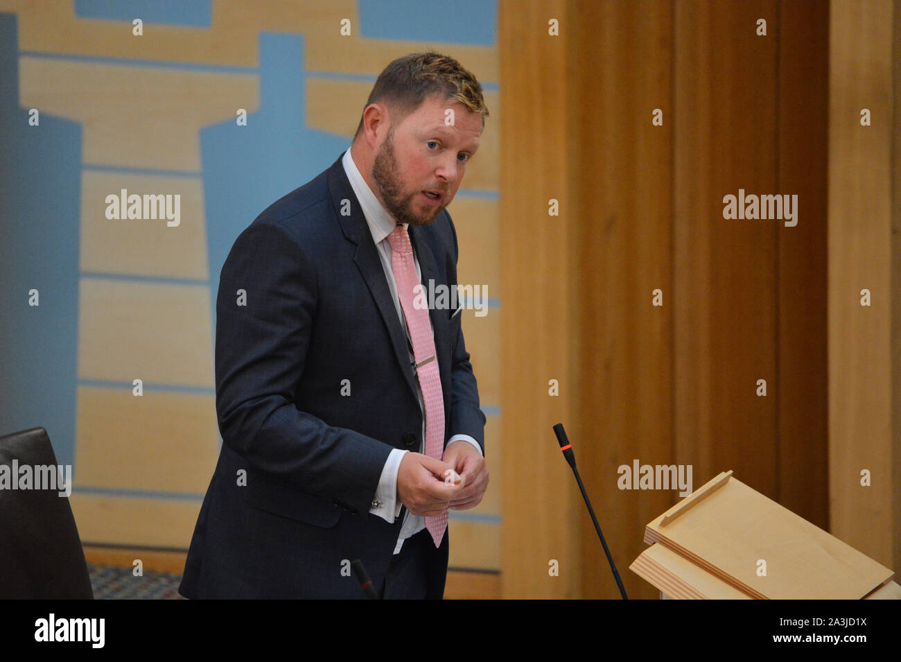 Edinburgh, 8. Oktober 2019. Im Bild: Jamie Greene MSP-Shadow Cabinet Minister für Verkehr, Infrastruktur und Konnektivität. Ein Bericht veröffentlicht wurde, in dem die Palette der Maßnahmen, die von der Schottischen Regierung als "No Deal" Brexit zu mildern. In einer Erklärung an das schottische Parlament, dem Stellvertretenden Ersten Minister John Swinney, sagte: "Das Dokument, die wir heute veröffentlicht haben, legt nicht nur die Maßnahmen, die wir unternehmen, um die schlimmsten Auswirkungen eines "No Deal" Brexit zu mindern, sondern auch die Bereiche, in denen wir Maßnahmen der britischen Regierung erfordern. Stockfoto