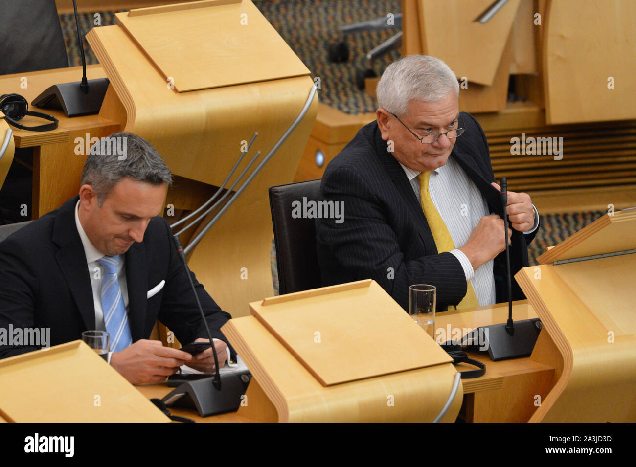 Edinburgh, 8. Oktober 2019. Im Bild: (L-R) schottischen Liberaldemokratischen Partei, Alex Cole-Hamilton MSP-Sprecher für Gesundheit und Mike poltert MSP-Sprecher für Angelegenheiten des ländlichen Raums. Die schottische Regierung, ob die Höhe der Gebühren angeblich von Prestwick Airport verzichtet für das US-Militär bestätigen wird. Stockfoto