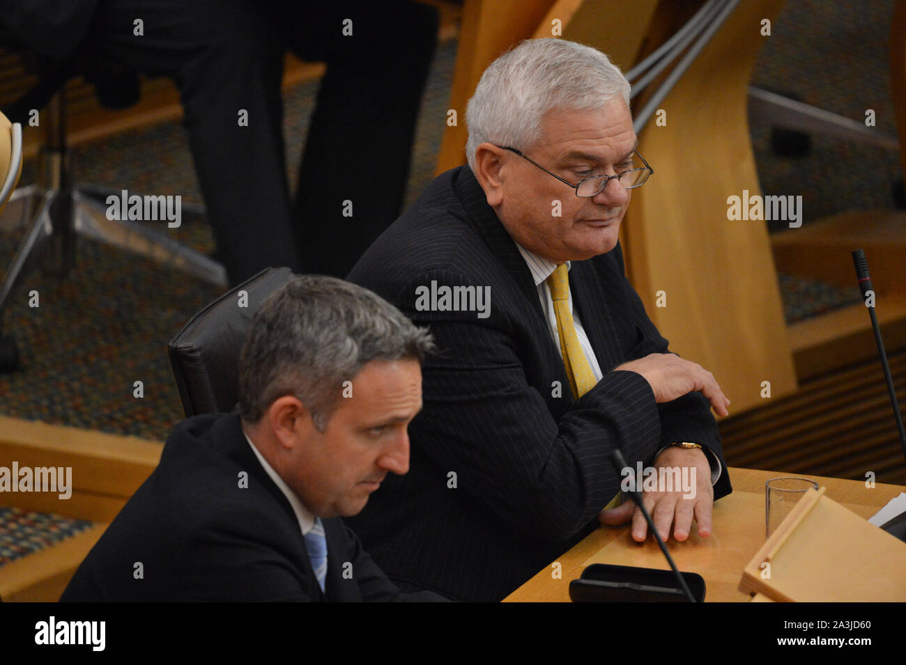 Edinburgh, 8. Oktober 2019. Im Bild: (L-R) schottischen Liberaldemokratischen Partei, Alex Cole-Hamilton MSP-Sprecher für Gesundheit und Mike poltert MSP-Sprecher für Angelegenheiten des ländlichen Raums. Die schottische Regierung, ob die Höhe der Gebühren angeblich von Prestwick Airport verzichtet für das US-Militär bestätigen wird. Stockfoto