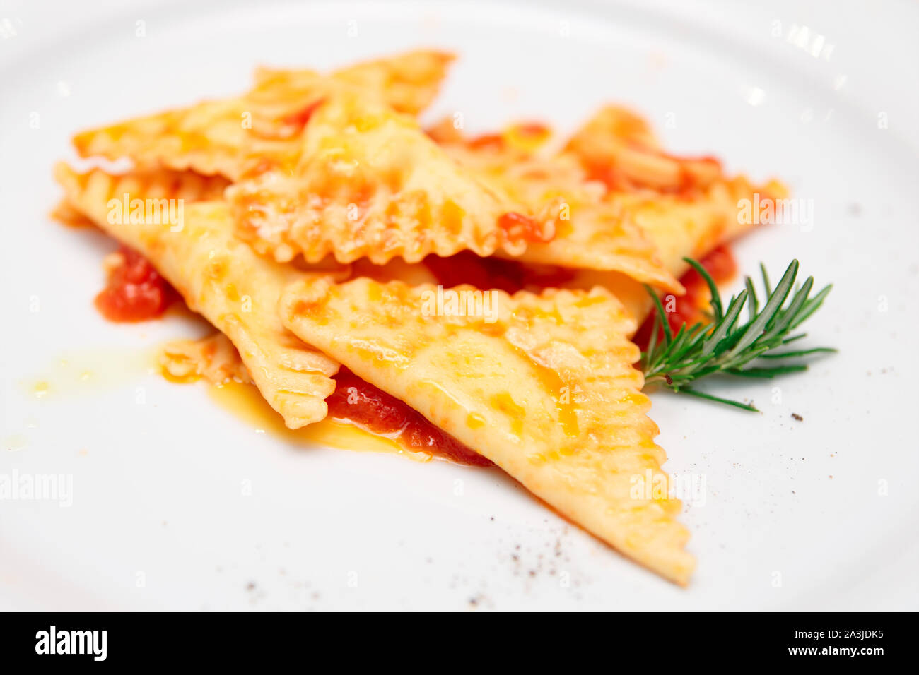 Ravioli mit Tomatensauce und Kräutern, close-up Stockfoto