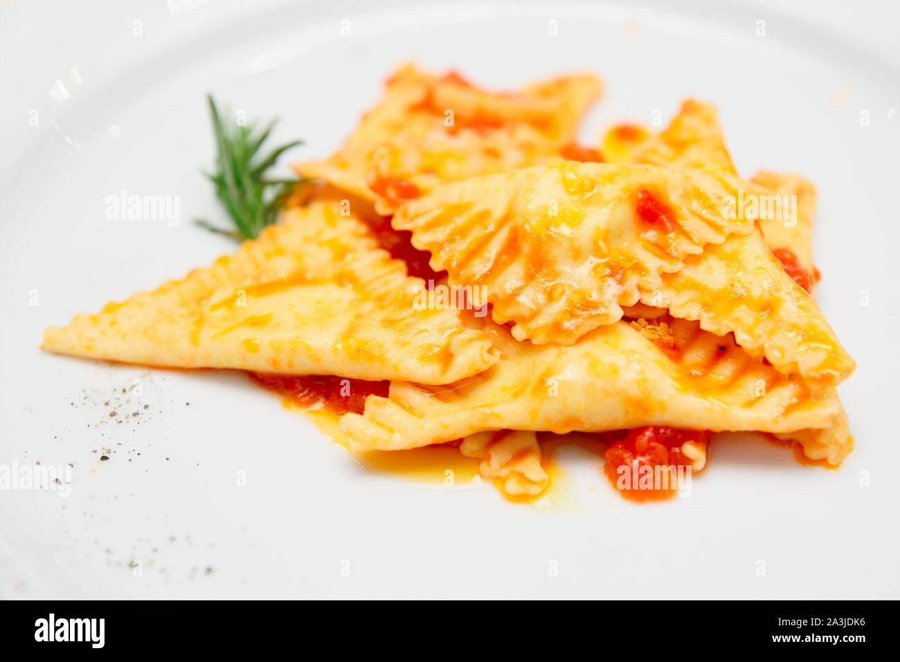 Ravioli mit Tomatensauce und Kräutern, close-up Stockfoto