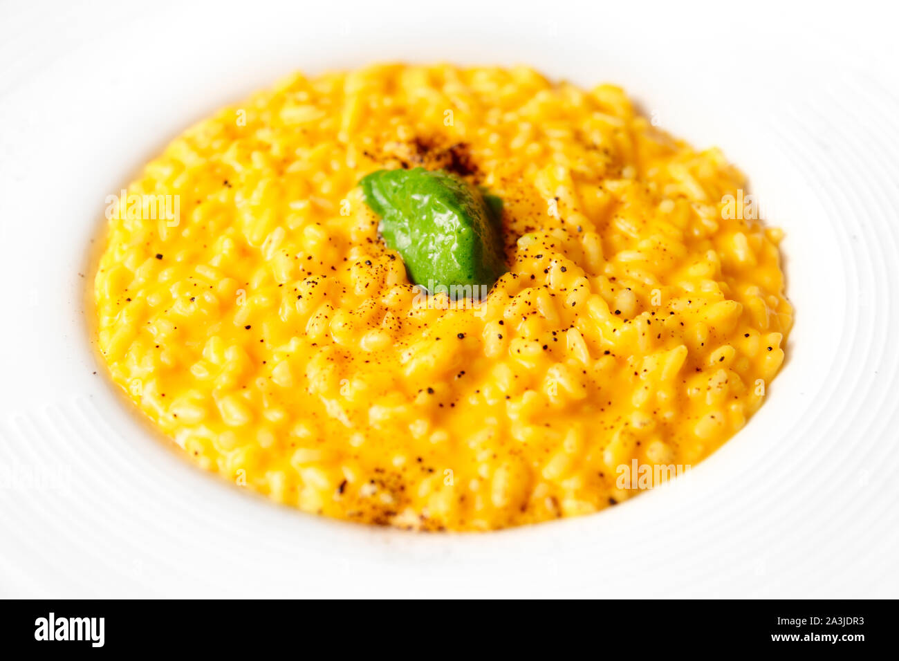 Risotto mit Safran und Gemüse, Eis, Nahaufnahme Stockfoto