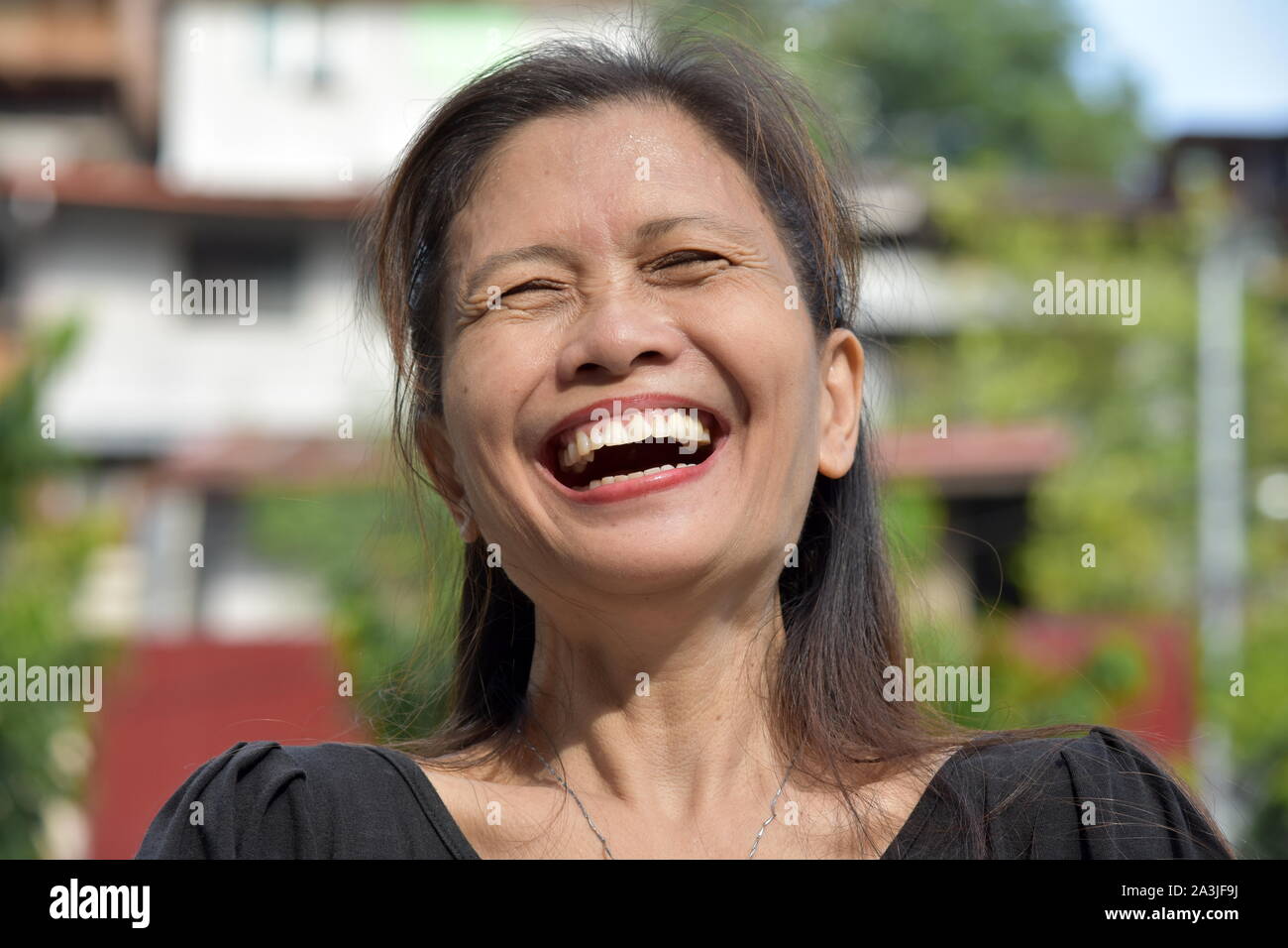 Ein älterer erwachsene Frau und Lachen Stockfoto
