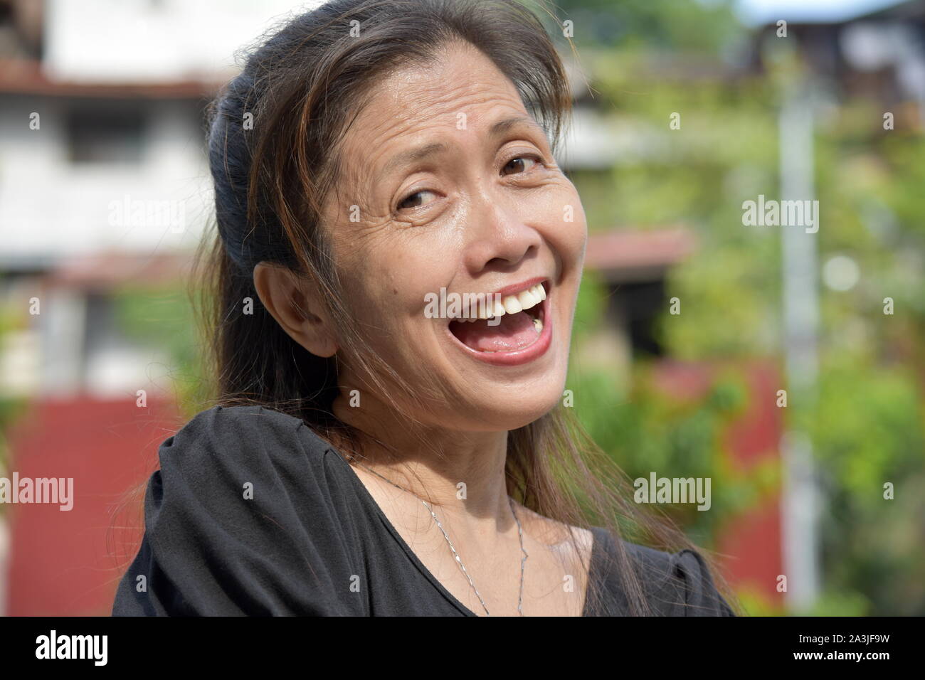 Eine Asiatische erwachsene Frau und Lachen Stockfoto