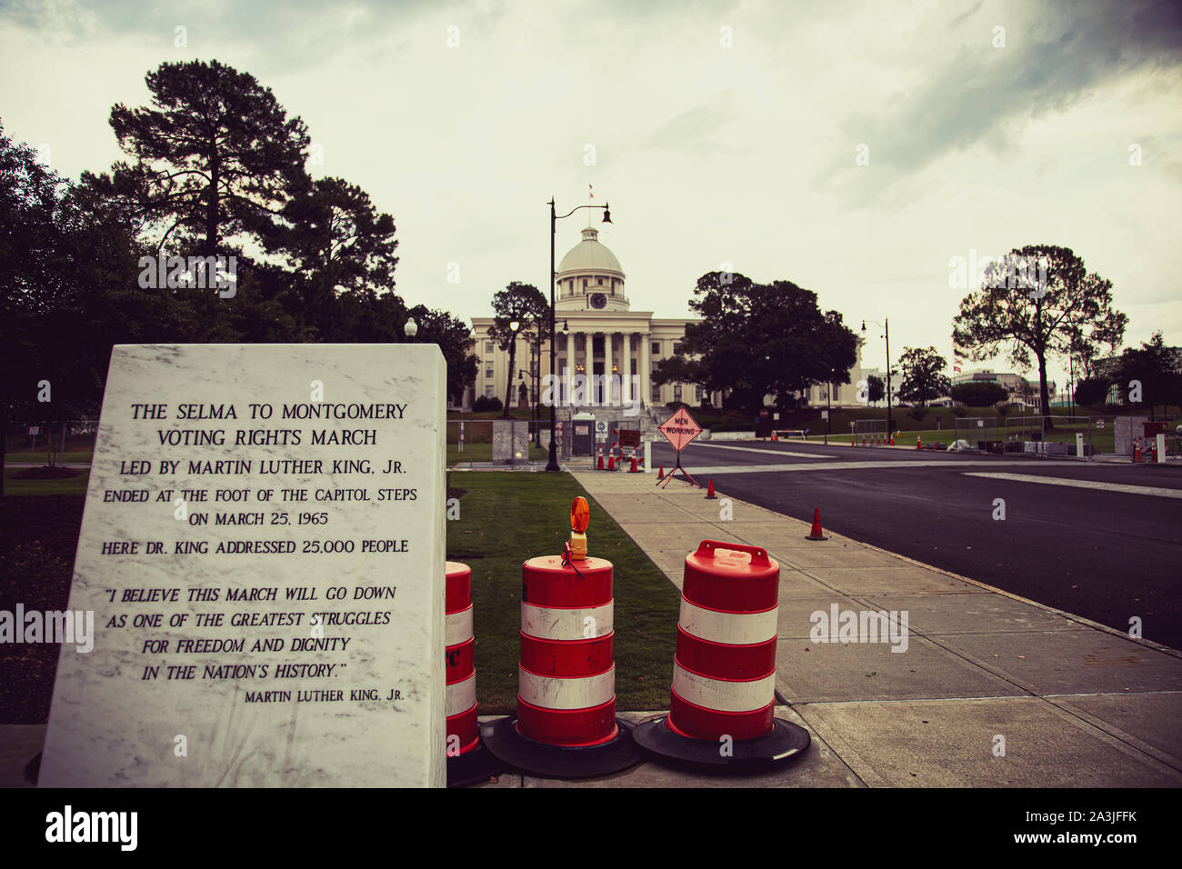 Montgomery Capitol Gebäude im Hintergrund des Denkmals, wo die Selma nach Montgomery März beendet und Dr König 25000 Menschen gerichtet Stockfoto