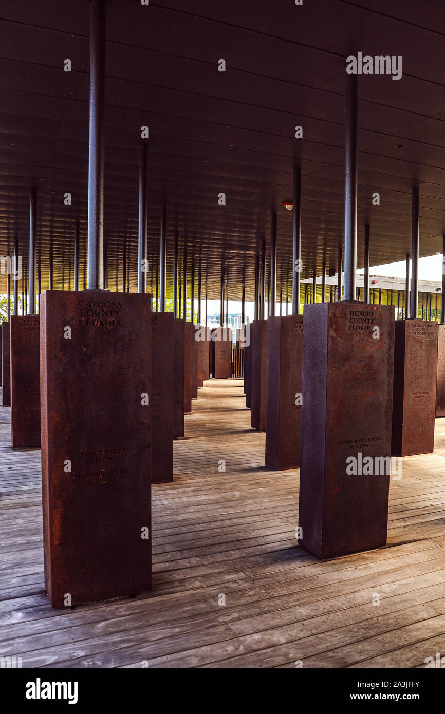 Ein Blick auf die Momente am Equal Justice Memorial in Montgomery, Alabama. Jedes Denkmal stellt eine Grafschaft in Amerika, in dem rassistischen Terror aufgetreten. Stockfoto