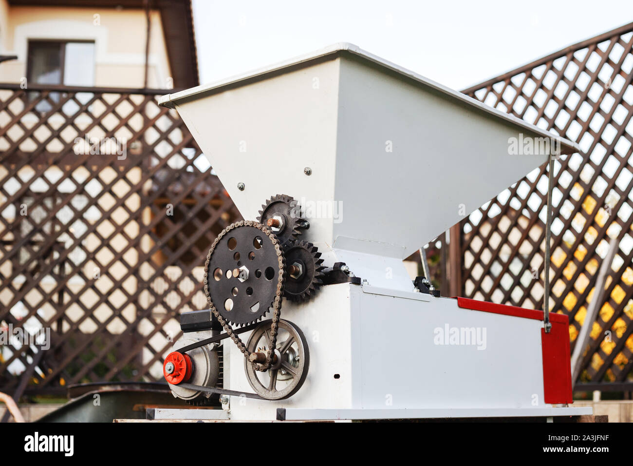 Automatische metall Traube Brecher für drücken Weintrauben Wein zu machen. Small Business Konzept. Weinbereitung. Stockfoto